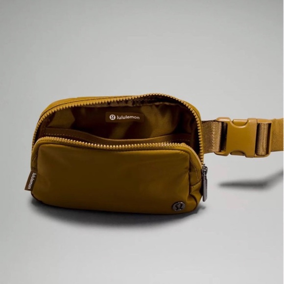 NWT Lululemon Everywhere Belt Bag - Picture 4 of 7